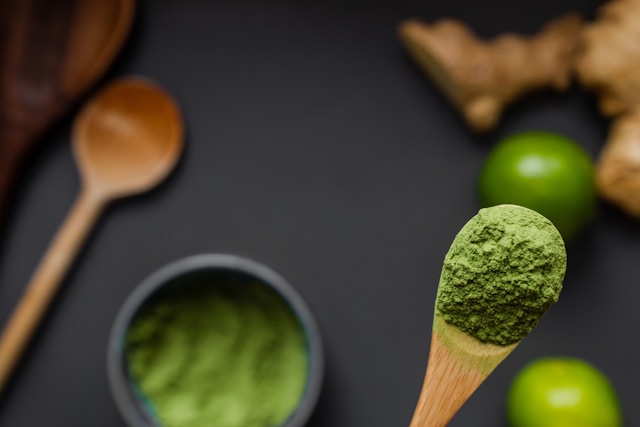 Poudre de thé vert Matcha de qualité cérémoniale premium dans un bol japonais traditionnel - Première récolte d'Uji, Japon